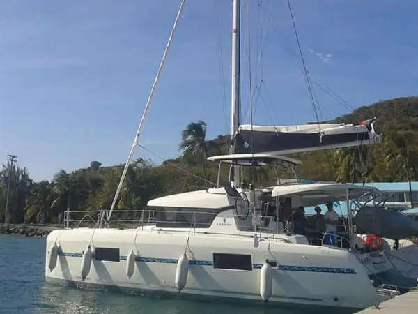 Victoria - Lagoon 42
