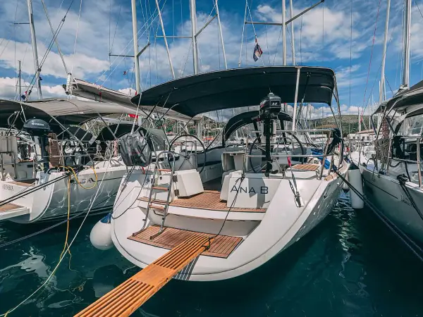 Ana B - Sun Odyssey 49i