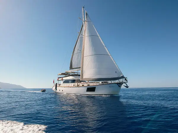 Premium - Motor sailer