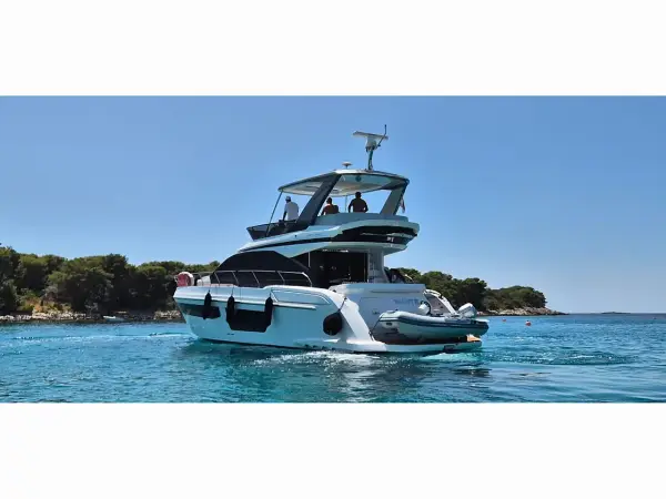 White - Azimut 53 Fly