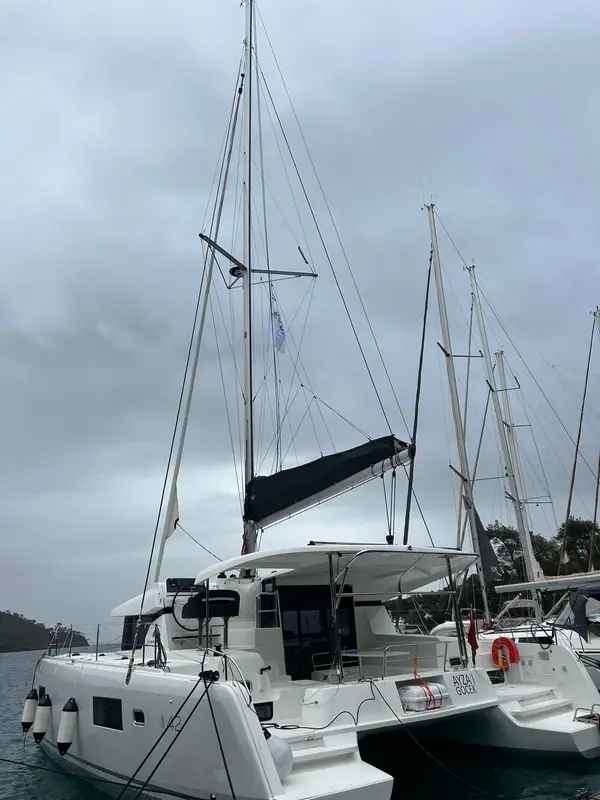 Rena - Lagoon 42
