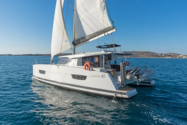 E.S. II - Fountaine Pajot Lucia 40