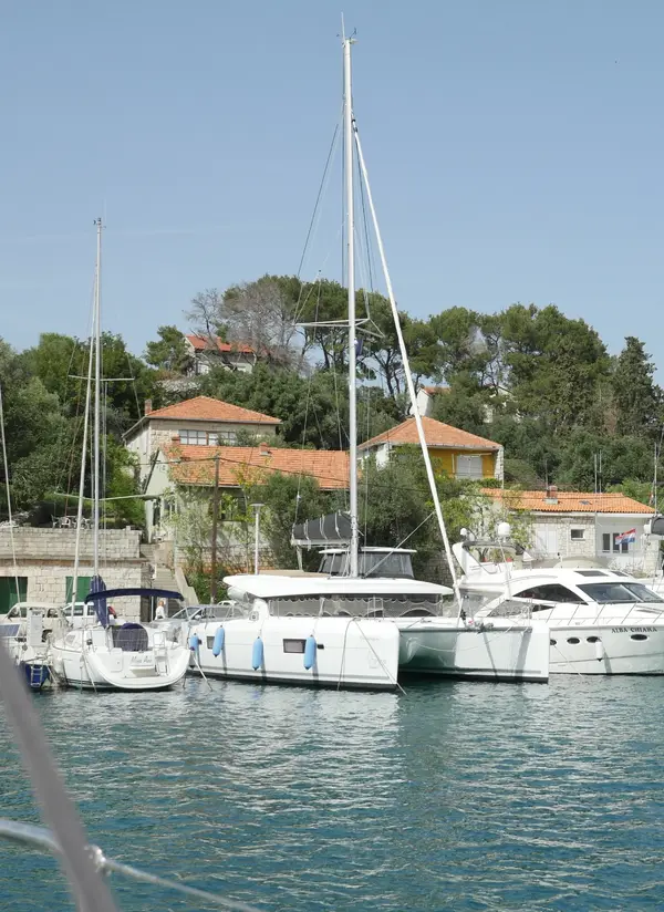 Galapagos - Lagoon 42