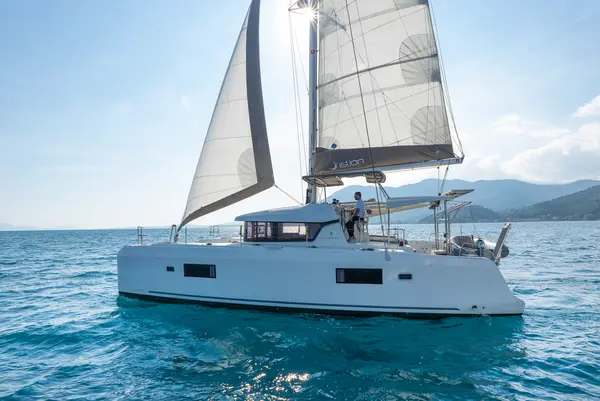 White Waves - Lagoon 42