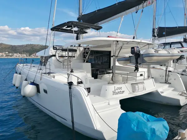 Love Hunter - Lagoon 42