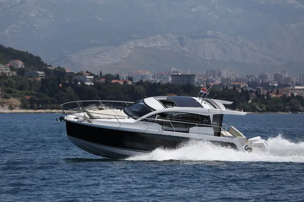 Stormi - Sealine C335V