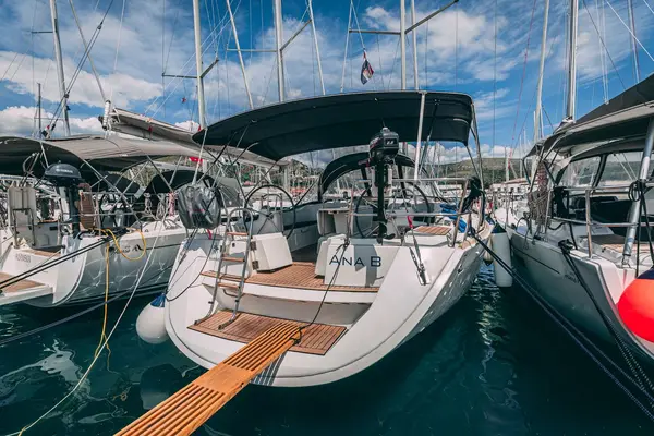 Ana B - Sun Odyssey 49i