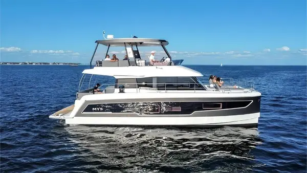 Red Lyon - Fountaine Pajot MY5
