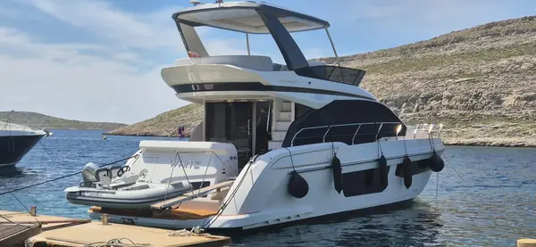 White - Azimut 53 Fly