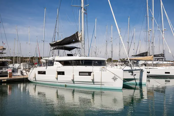 Long Island - Lagoon 46