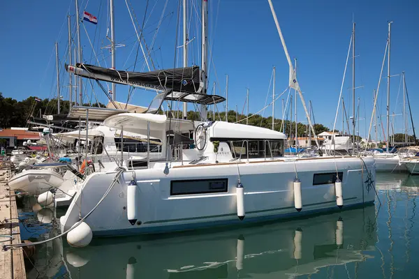 Yolo - Lagoon 40