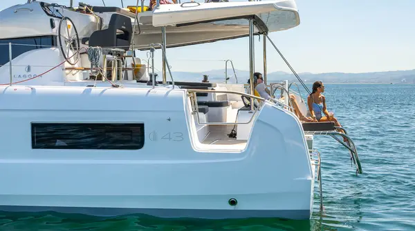 Epic Life - Lagoon 43