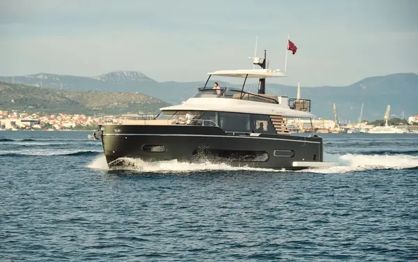 Amparito XIII - Azimut Magellano 60
