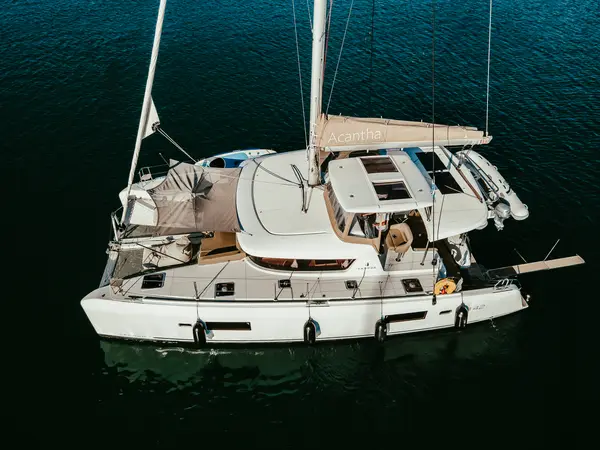 Acantha - Lagoon 42